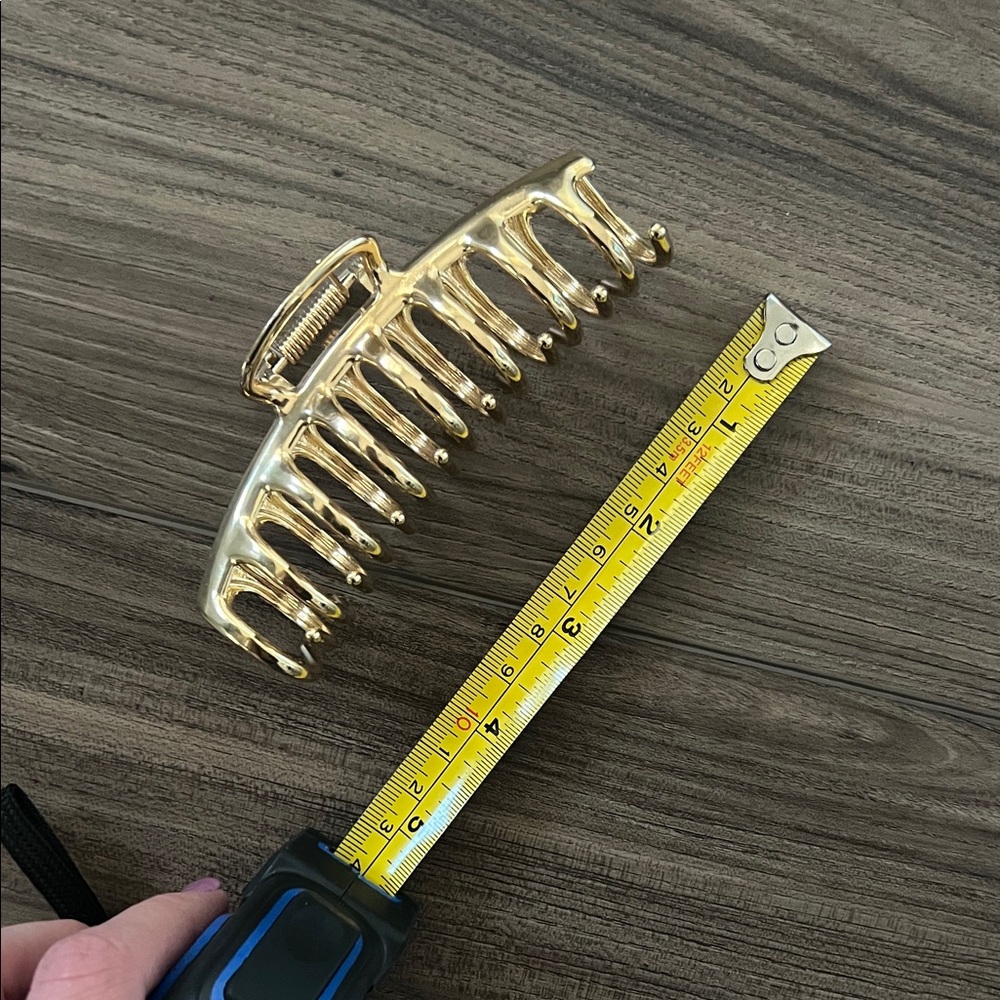 Modern Girl Gold Claw Hair Clip - Picture 4 of 4